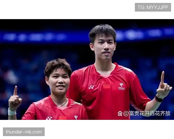 冯彦哲居然这么会享受，赛场上的他跟街头吃货判若两人？