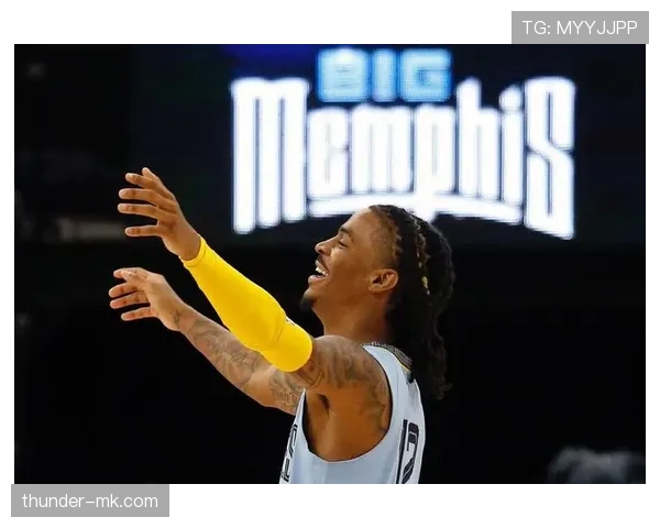 莫兰特又双叒夜店蹦迪了，这回穿的还是镶钻拖鞋？